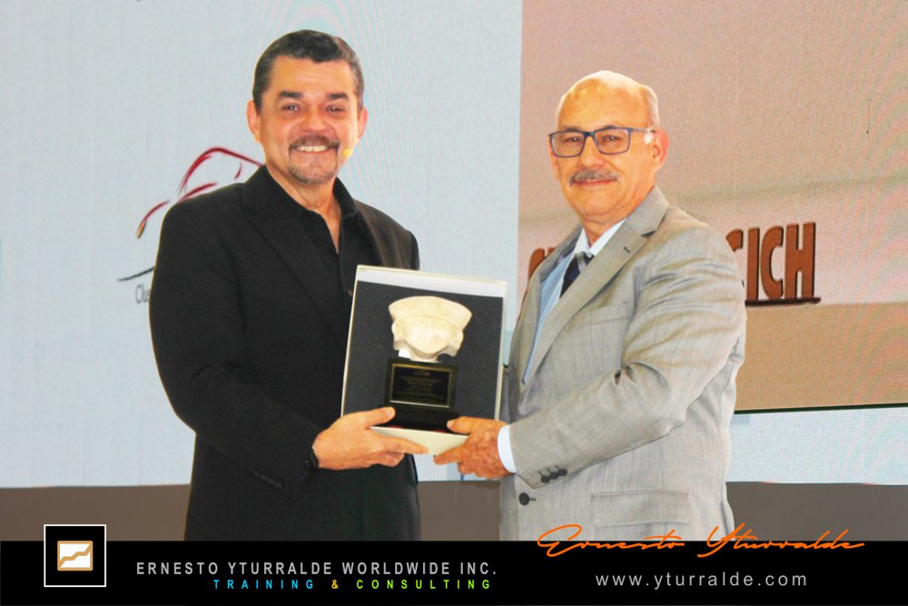 Reconocimiento a Ernesto Yturralde por su impacto en el desarrollo de equipos en Colombia